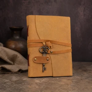 Rudos odos užrašų knyga su prisegtu raktu – 200 puslapių – 13x18cm
