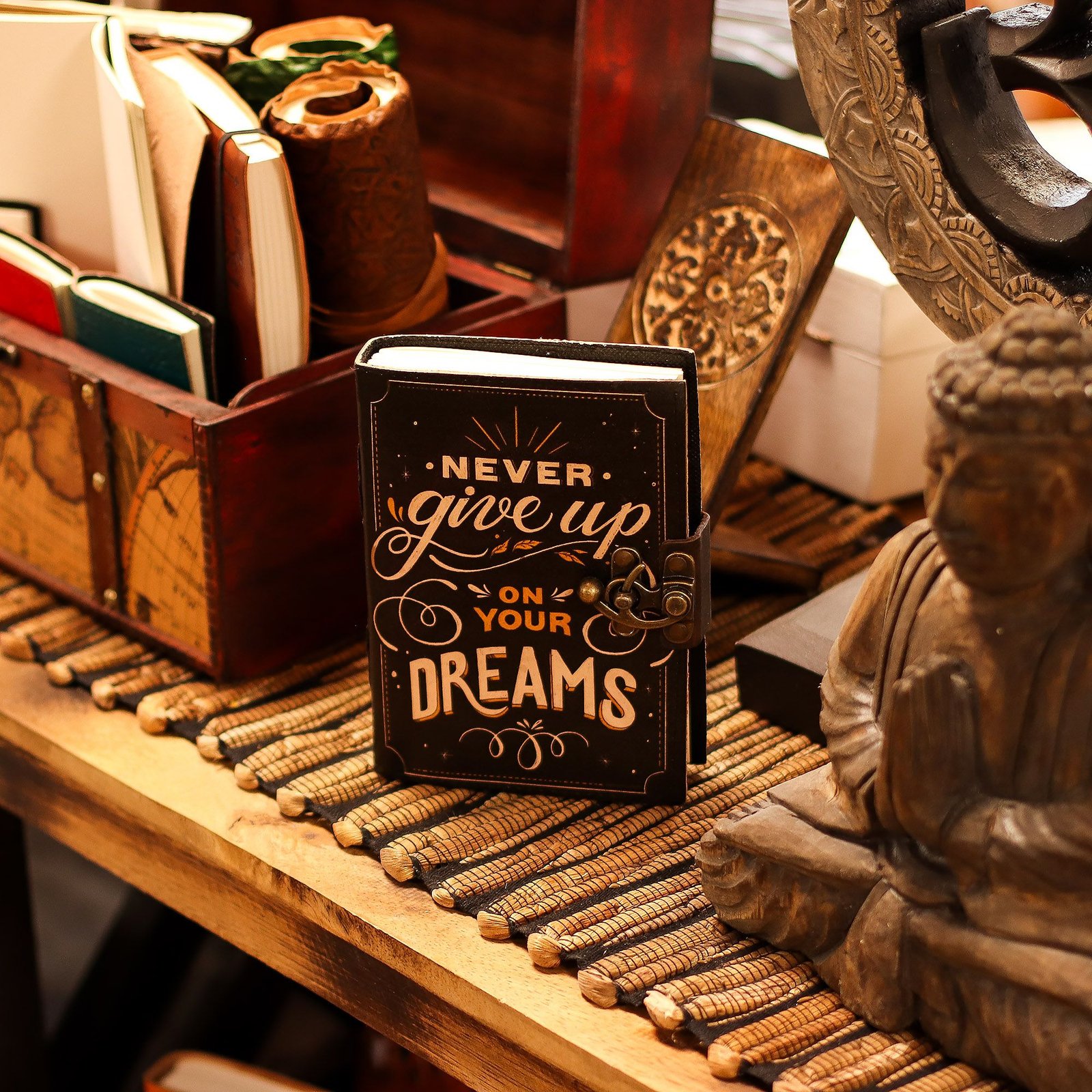 Odinė užrašinė „Never Give Up On Your Dreams“ – vintažinis dienoraštis svajonėms