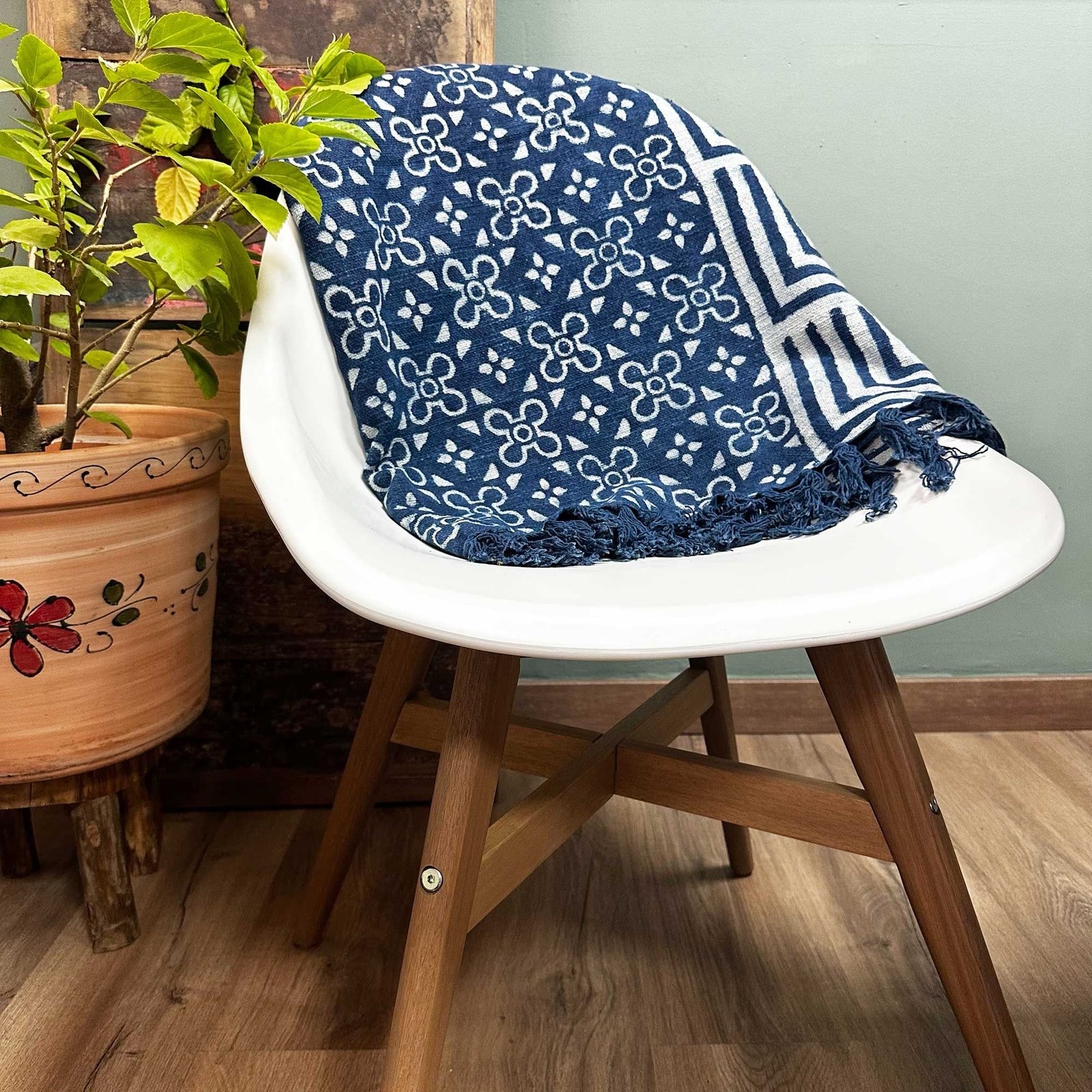 Rankų darbo indigo pledas „Kasba Tiles“ – jaukus 170 × 120 cm namų ritualas