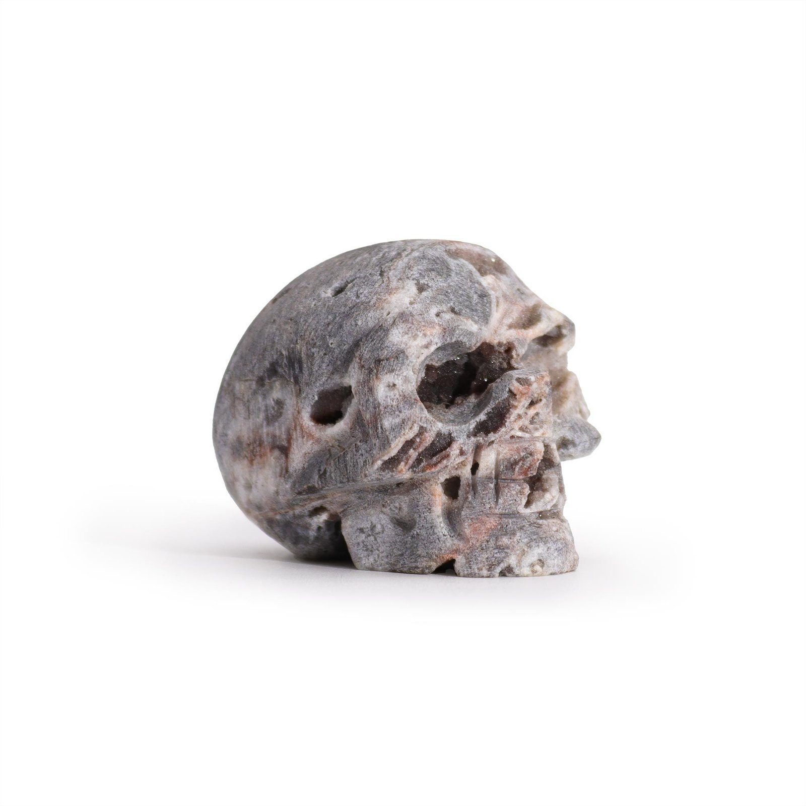 Kalcito geodas „Skull“ – raižyta kristalo kaukolė paslaptingam namų akcentui