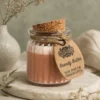 Sojų vaško žvakė indelyje „Brandy Butter“ – saldus jaukumo ritualas su stiklu ir kamščiu