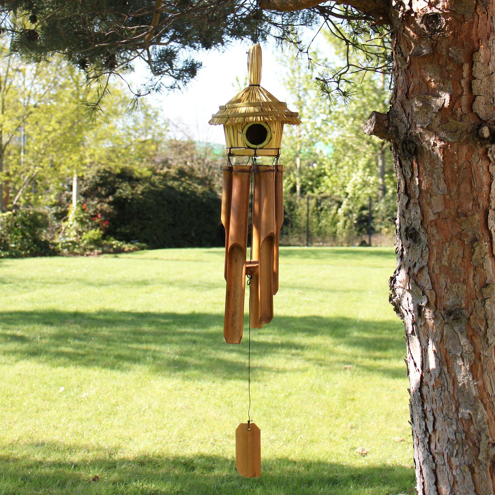 Apvalus nendrių paukščių namelis su varpeliais – 45 × 17 cm sodo jaukumo akcentas