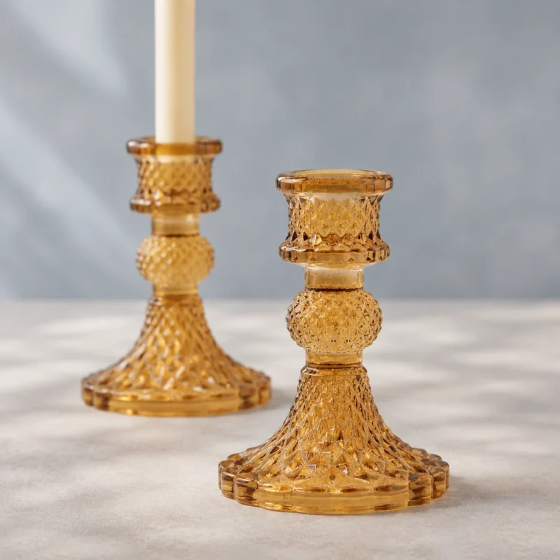 2 vnt. vintažinių vakarienės žvakių laikiklių rinkinys „Antique Amber“ – gintarinė stiklo šviesa