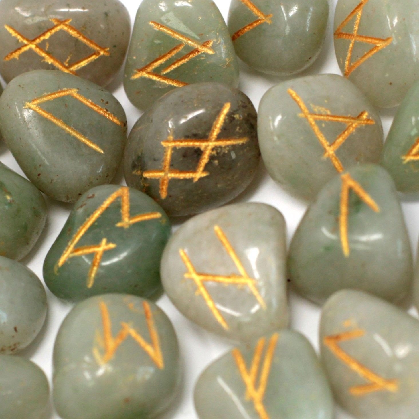 Runų akmenų rinkinys dėkle „Green Aventurine“ – žaliojo aventurino paslaptis