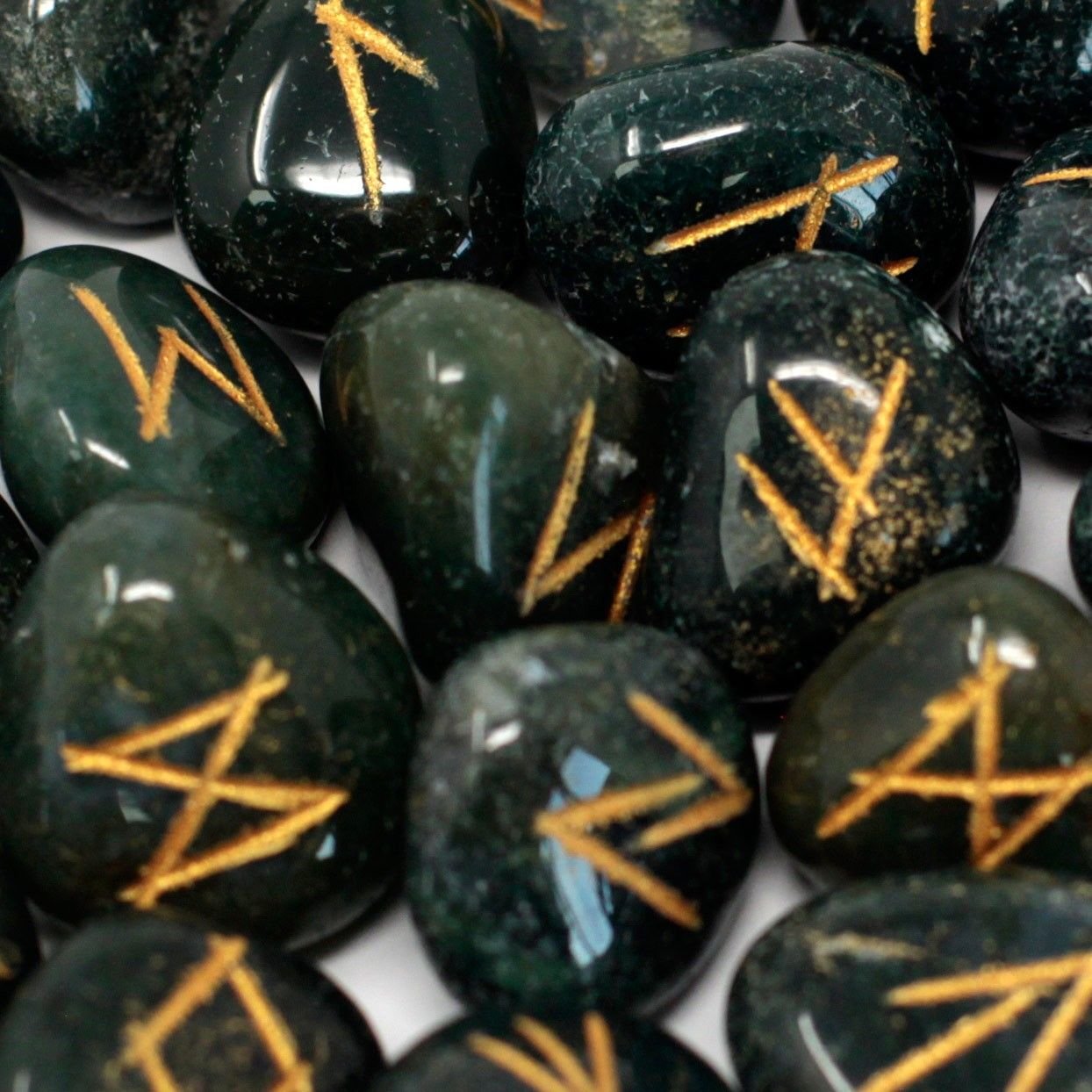 Runų akmenų rinkinys dėkle „Bloodstone“ – paslaptingas ritualo palydovas