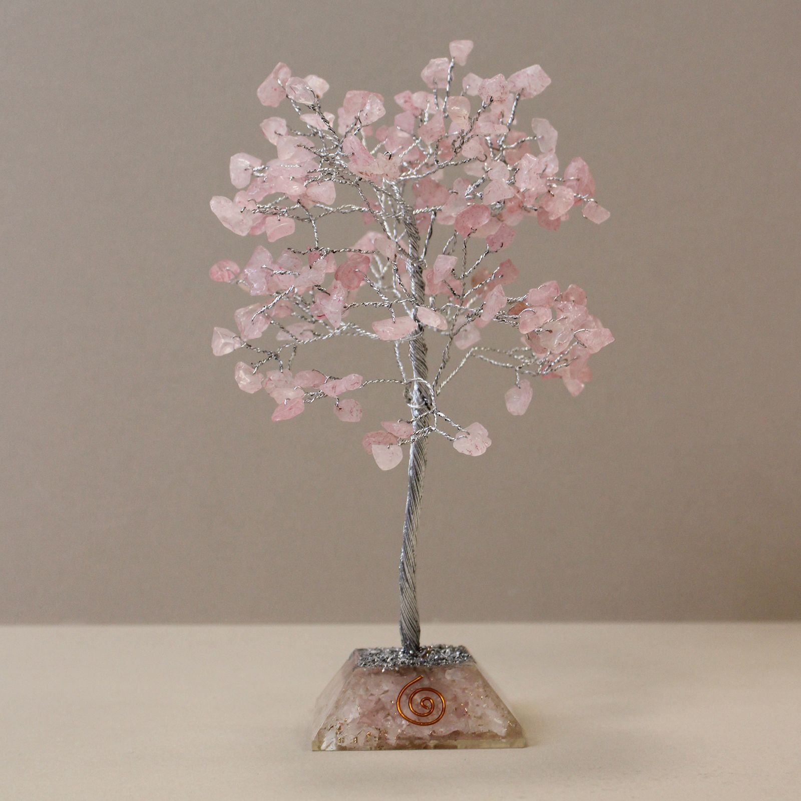 Brangakmenių medelis su orgonito pagrindu „Rose Quartz“ – 160 akmenėlių švelniai namų magijai