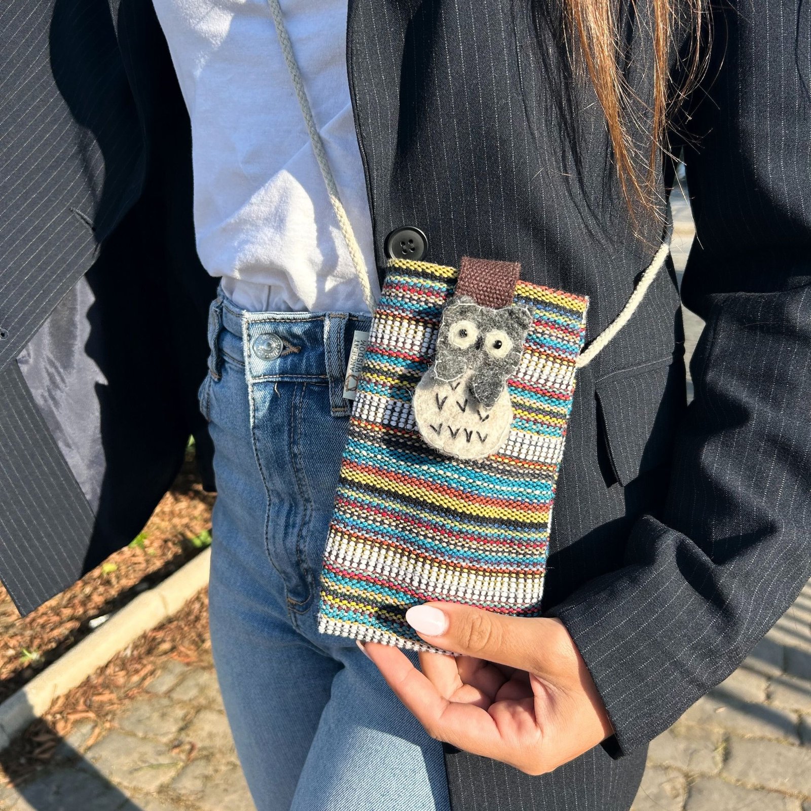Telefono laikiklio krepšys „Stripes Multi and White“ – jaukus pelėdos žvilgsnio palydovas