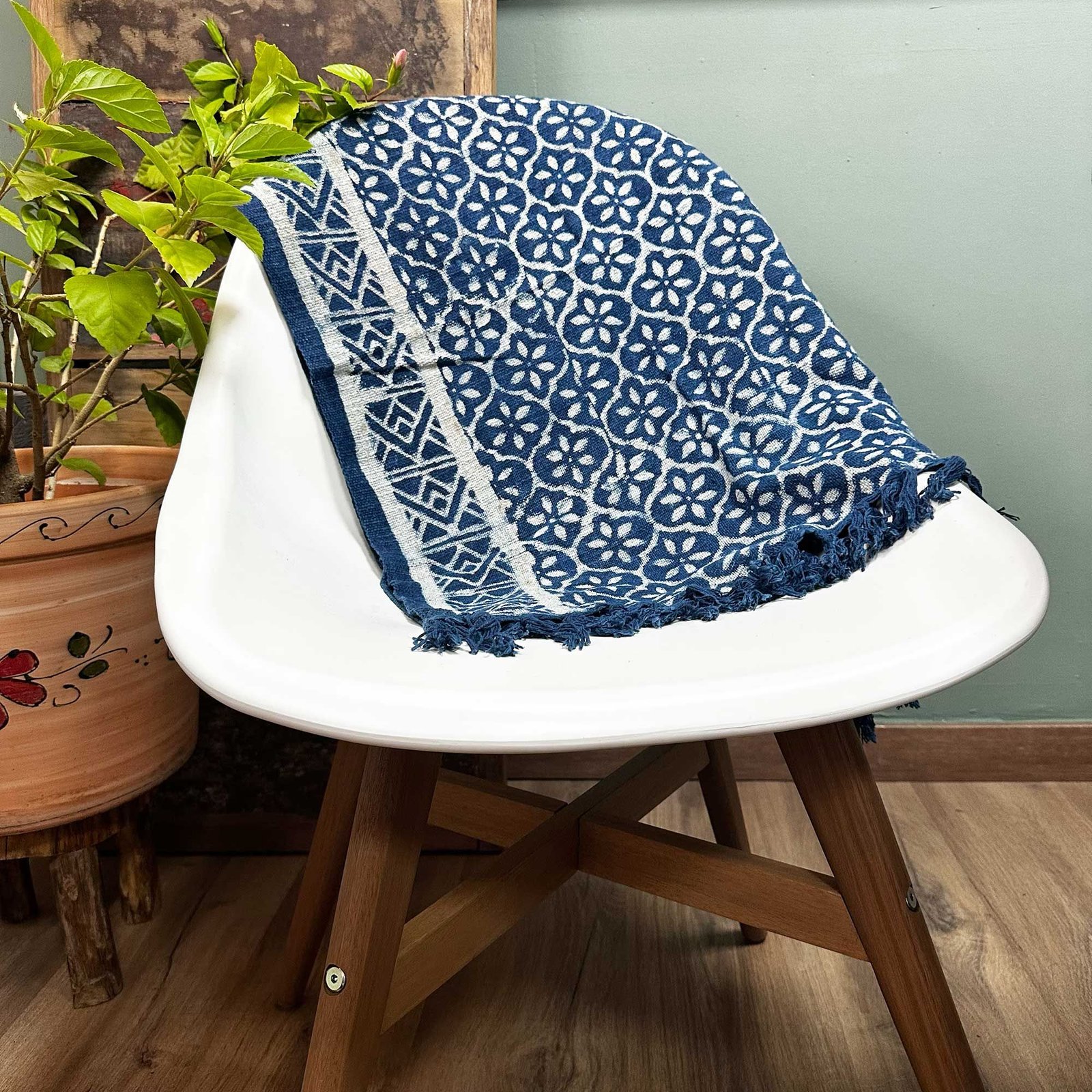 Rankų darbo indigo takelis „Madjid Tiles“ – 170 × 60 cm jaukumo akcentas