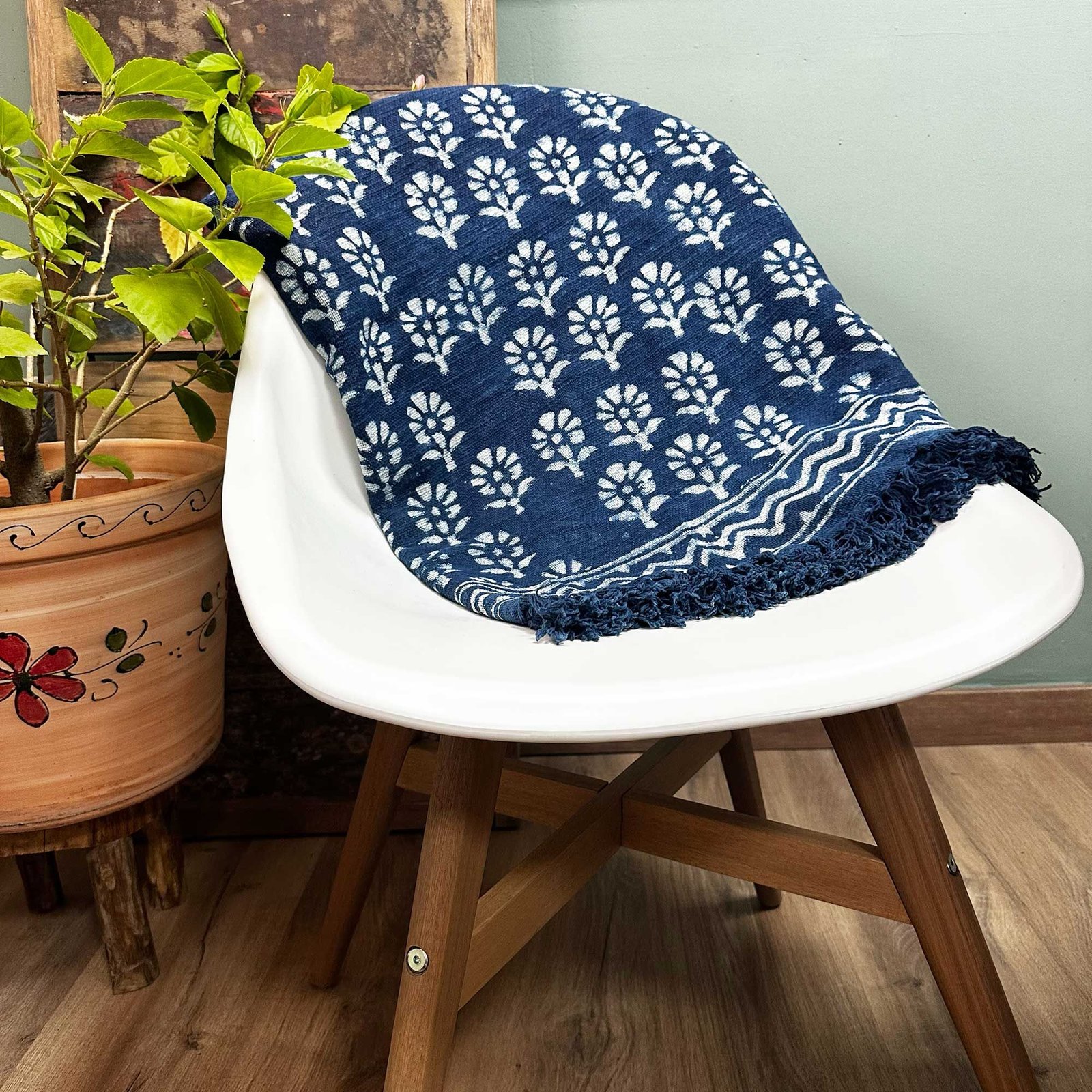 Rankų darbo indigo pledas „Chhota Flower“ – jaukus 170 × 120 cm namų ritualas