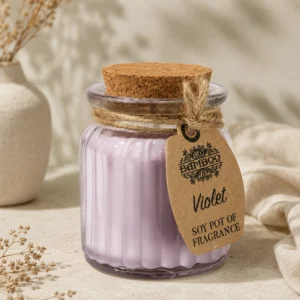 Sojų vaško žvakė indelyje „Violet“ – violetinės ramybės ir jaukaus aromato ritualas