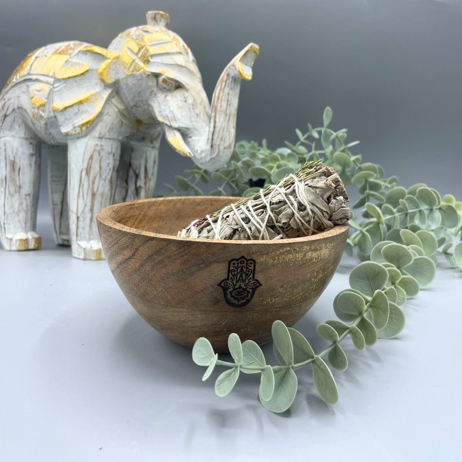 Medinis smilkymo ir ritualinių aukų dubenėlis „Hamsa“ – mango medžio ramybės akcentas 14×7 cm