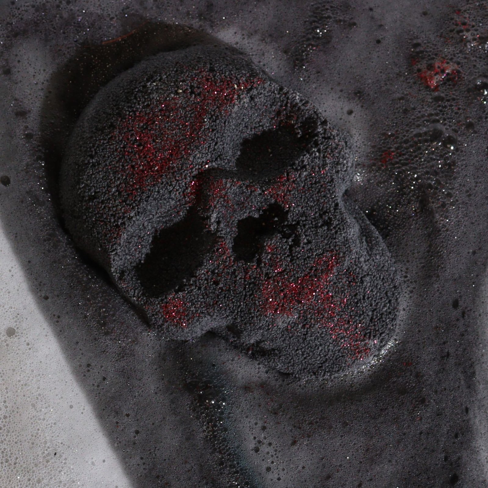 Vonios bomba „Skull“ 40 g – tamsaus Helovino ritualo akimirka