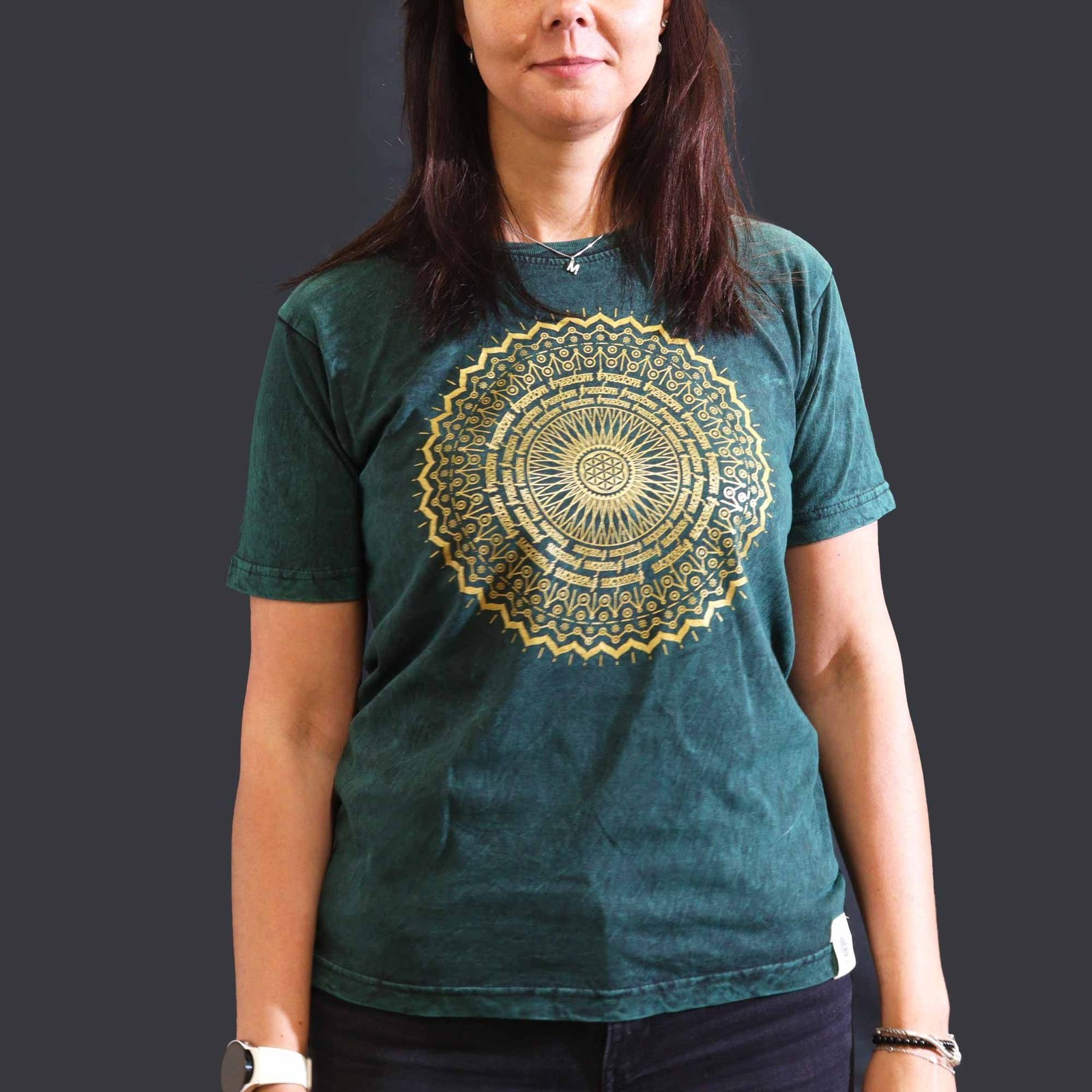 Skalbto efekto medvilniniai marškinėliai „Nomad Sari Mandala“ – žalias kasdienės ramybės prisilietimas, M