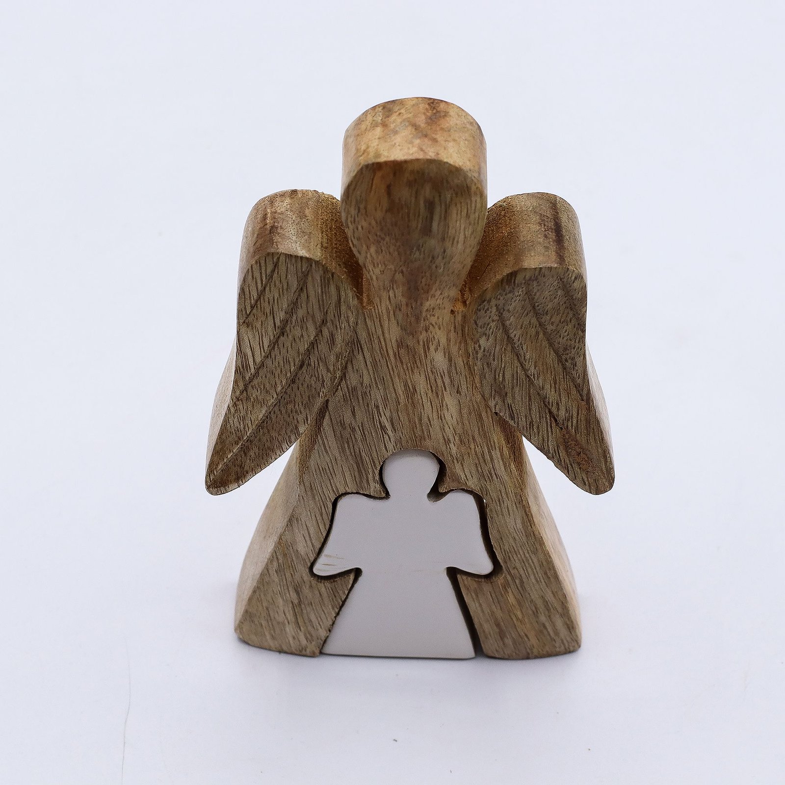 Mango medienos angelas „Angel in Angel“ – baltos emalės namų ramybės akcentas