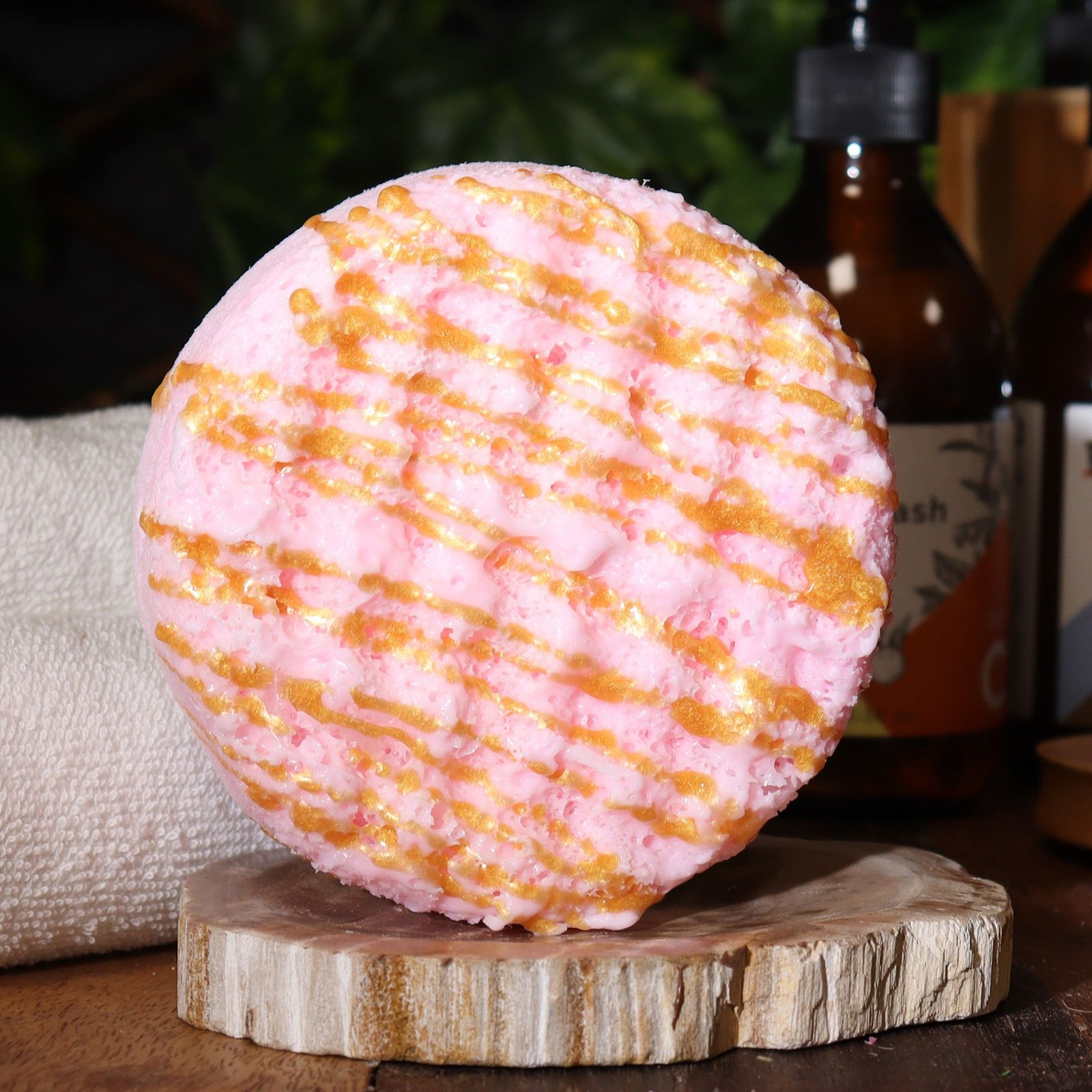 Butter Bubble muilo kempinėlė „Pink Charlotte“ – švelnios vonios putos ir rožinis jaukumas